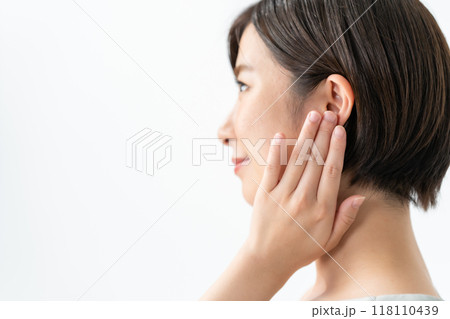 ミドル女性　耳　横顔 118110439