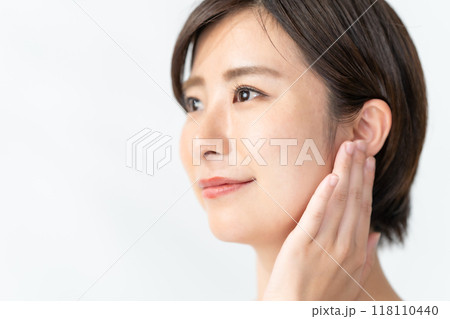 ミドル女性 耳 横顔 ミドル女性 耳 横顔 118110440