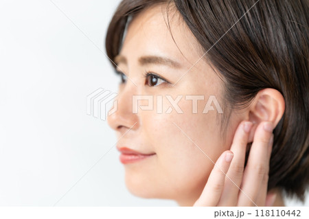 ミドル女性　耳　横顔 118110442