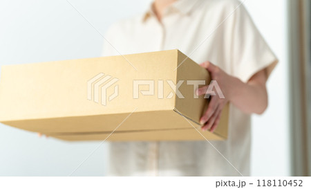 荷物を持つ女性 118110452