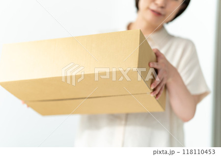荷物を持つ女性 118110453