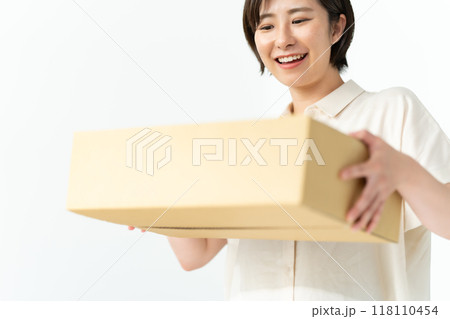 荷物を持つ女性 118110454