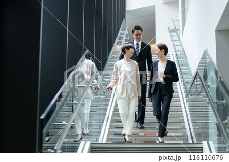 ビジネス　移動　階段 118110676