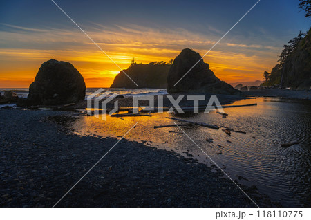 Colorful sunset at Ruby Beach in Olympic National Park, Washington state Colorful sunset at Ruby Beach in Olympic National Park, Washington state 118110775