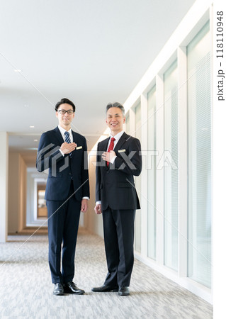 ビジネスマン　コンシェルジュ　 118110948