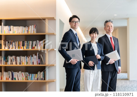 ビジネス　男女　ポートレート 118110971