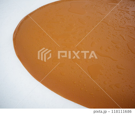 白と黄色の上に輝く雨の水滴、目玉焼きに見える抽象的な一枚 118111686