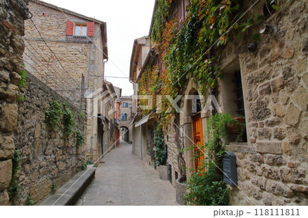 イタリアに囲まれたサンマリノ共和国 世界遺産ティターノ山の歴史地区の中世のような街並み イタリアに囲まれたサンマリノ共和国 世界遺産ティターノ山の歴史地区の中世のような街並み 118111811