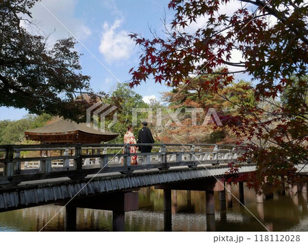 浮見堂の「蓬莱橋」を渡る新郎新婦　（奈良市） 118112028