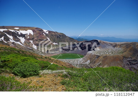 蔵王のお釜　背後は馬の背と熊野岳 118112047