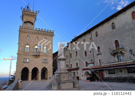 イタリアに囲まれたサンマリノ共和国　ティターノ山頂の世界遺産の歴史地区　リベルタ広場とプッブリコ宮殿 118112442