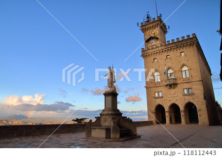 イタリアに囲まれたサンマリノ共和国　ティターノ山頂の世界遺産の歴史地区　リベルタ広場とプッブリコ宮殿 118112443