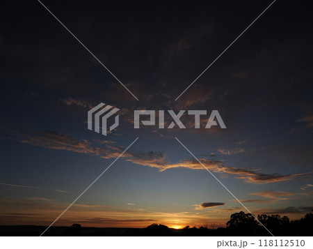 オーストラリアの牧場跡地に昇る朝日 Australia Victoria オーストラリアの牧場跡地に昇る朝日 Australia Victoria 118112510