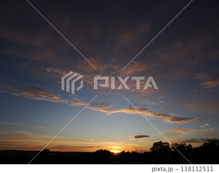 オーストラリアの牧場跡地に昇る朝日 Australia Victoria オーストラリアの牧場跡地に昇る朝日 Australia Victoria 118112511