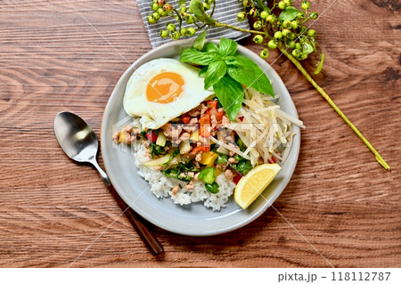 ガパオライス、タイ料理、エスニック料理、挽き肉と野菜炒めの料理、ナンプラー+オイスターソース味 118112787
