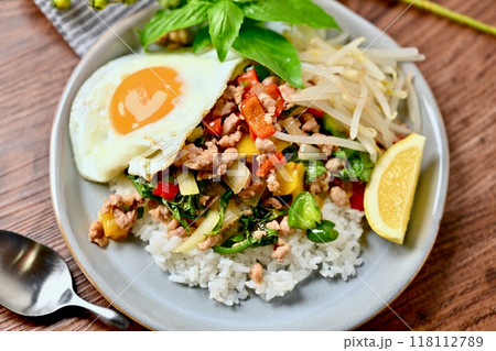 ガパオライス、タイ料理、エスニック料理、挽き肉と野菜炒めの料理、ナンプラー+オイスターソース味 118112789