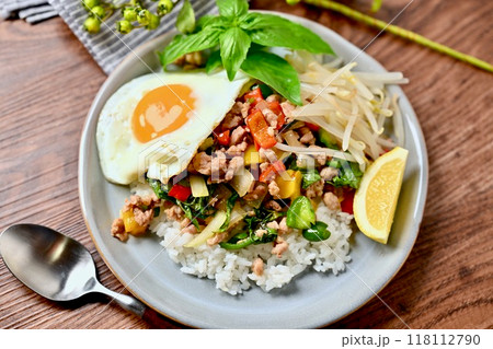 ガパオライス、タイ料理、エスニック料理、挽き肉と野菜炒めの料理、ナンプラー+オイスターソース味 118112790