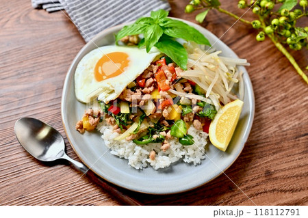 ガパオライス、タイ料理、エスニック料理、挽き肉と野菜炒めの料理、ナンプラー+オイスターソース味 118112791