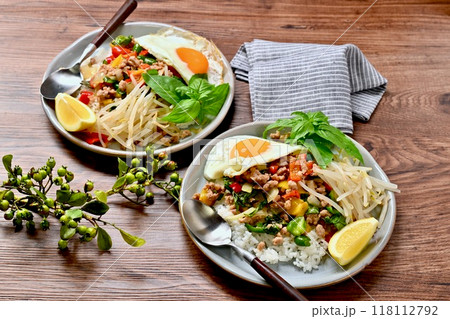 ガパオライス、タイ料理、エスニック料理、挽き肉と野菜炒めの料理、ナンプラー+オイスターソース味 118112792