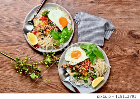 ガパオライス、タイ料理、エスニック料理、挽き肉と野菜炒めの料理、ナンプラー+オイスターソース味 ガパオライス、タイ料理、エスニック料理、挽き肉と野菜炒めの料理、ナンプラー+オイスターソース味 118112793