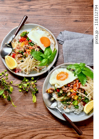 ガパオライス、タイ料理、エスニック料理、挽き肉と野菜炒めの料理、ナンプラー+オイスターソース味 118112794