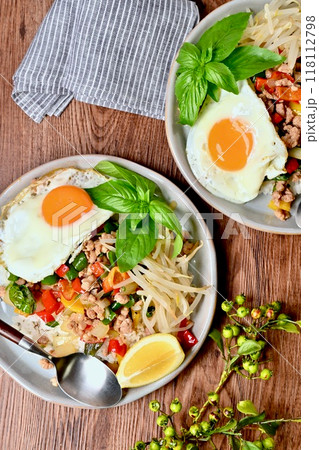 ガパオライス、タイ料理、エスニック料理、挽き肉と野菜炒めの料理、ナンプラー+オイスターソース味 118112798