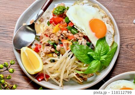 ガパオライス、タイ料理、エスニック料理、挽き肉と野菜炒めの料理、ナンプラー+オイスターソース味 118112799