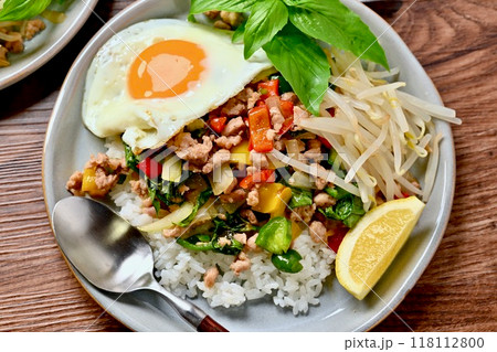 ガパオライス、タイ料理、エスニック料理、挽き肉と野菜炒めの料理、ナンプラー+オイスターソース味 118112800