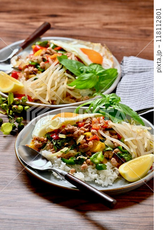 ガパオライス、タイ料理、エスニック料理、挽き肉と野菜炒めの料理、ナンプラー+オイスターソース味 118112801
