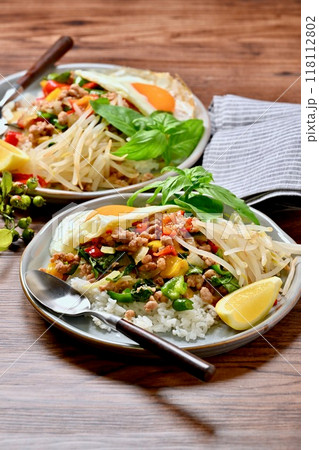 ガパオライス、タイ料理、エスニック料理、挽き肉と野菜炒めの料理、ナンプラー+オイスターソース味 118112802