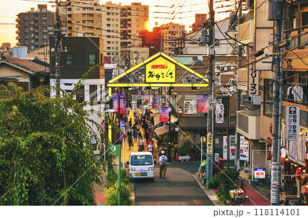 東京都　谷中ぎんざ・谷中銀座商店街　夕やけだんだんからの夕暮れ風景　谷根千散歩コース 118114101