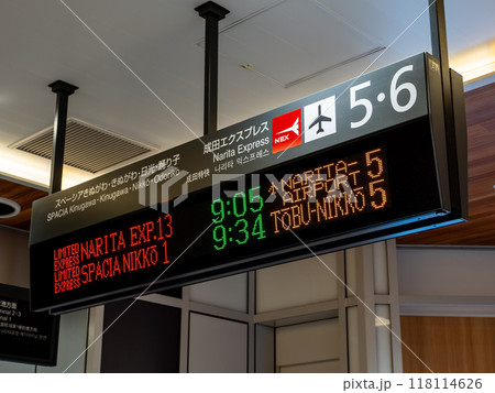 成田エクスプレスが発着するJR東日本 新宿駅 5・6番線の発車標 成田エクスプレスが発着するJR東日本 新宿駅 5・6番線の発車標 118114626