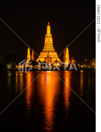 Beautiful Wat Arun Ratchawararam temple with reflexion in the river at twilight in Bangkok Thailand Beautiful Wat Arun Ratchawararam temple with reflexion in the river at twilight in Bangkok Thailand 118114662