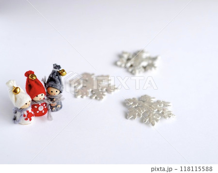 クリスマスの飾りをつけた小人達と雪の結晶オーナメント 118115588
