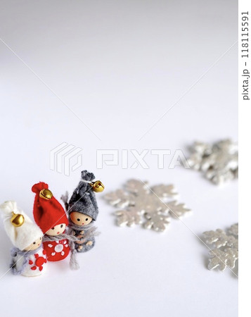 クリスマスの飾りをつけた小人達と雪の結晶オーナメント クリスマスの飾りをつけた小人達と雪の結晶オーナメント 118115591