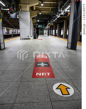 成田エクスプレスが発着するホームの床面に設置された のりば案内表示 118116073