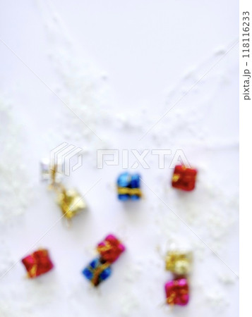 クリスマスの可愛いプレゼントボックス　背景用ボケ写真 118116233