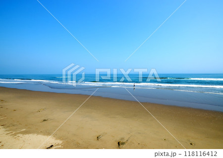 砂浜に打ち寄せる波 118116412