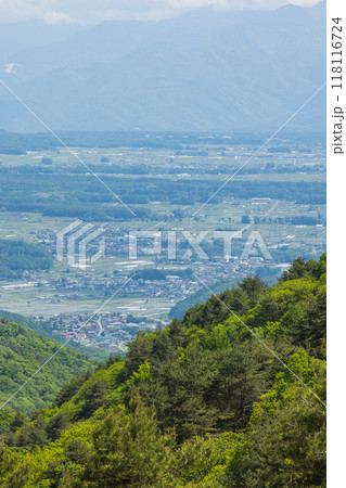 日本　長野県茅野市のビーナスライン沿いにある白樺湖展望台から見える風景 118116724
