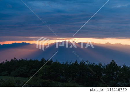 日本　長野県岡谷市と塩尻市の境にある高ボッチ山の高ボッチ高原から見える夕陽の光芒と夕焼け空 118116770