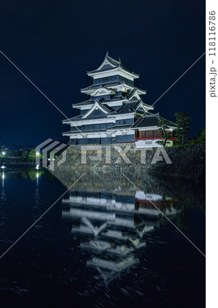 日本 長野県松本市にある国宝、松本城 夜になってライトアップされ内堀の水面に鏡面反射する大天守 日本 長野県松本市にある国宝、松本城 夜になってライトアップされ内堀の水面に鏡面反射する大天守 118116786