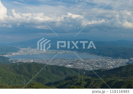 日本　長野県岡谷市と塩尻市の境にある高ボッチ山の高ボッチ高原　見晴らしの丘から眺める諏訪湖 118116985
