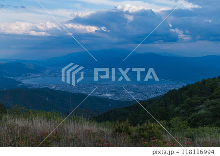 日本 長野県岡谷市と塩尻市の境にある高ボッチ山の高ボッチ高原 展望台から見える諏訪湖 日本 長野県岡谷市と塩尻市の境にある高ボッチ山の高ボッチ高原 展望台から見える諏訪湖 118116994
