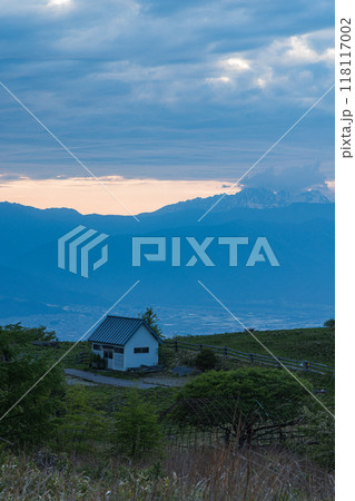 日本　長野県岡谷市と塩尻市の境にある高ボッチ山　高ボッチ高原にある高ボッチ牧場 118117002