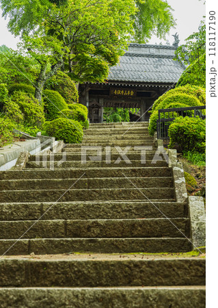 日本　長野県松本市にある牛伏寺の山門へと向かう参道 118117190