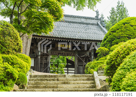 日本　長野県松本市にある牛伏寺の山門へと向かう参道 118117191