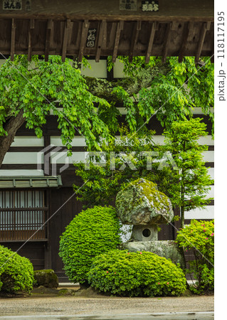 日本 長野県松本市にある牛伏寺の境内の風景 日本 長野県松本市にある牛伏寺の境内の風景 118117195