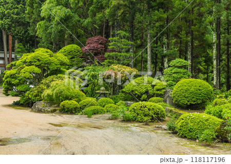 日本 長野県松本市にある牛伏寺の境内の風景 日本 長野県松本市にある牛伏寺の境内の風景 118117196
