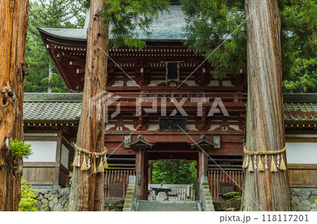 日本　長野県松本市にある牛伏寺の仁王門 118117201