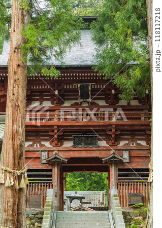 日本　長野県松本市にある牛伏寺の仁王門 118117218